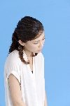 女性肩を落とす